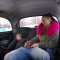 a mulher transou com o taxista que estava na sua hora de descanso, para convencê-lo a fazer a corrida